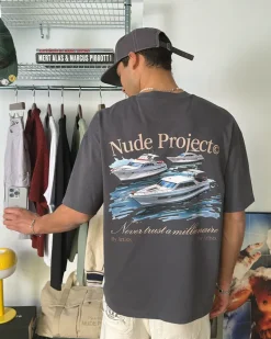 Nude Project Camiseta Yatch Club Gris Oscuro New